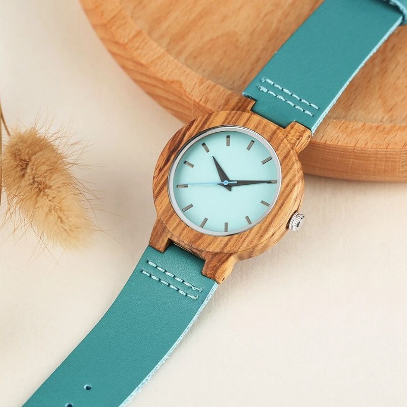 Montre en bois femme cadran turquoise au poignet
