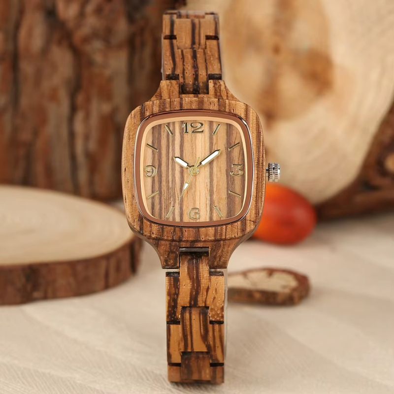 Montre en bois femme carrée au poignet