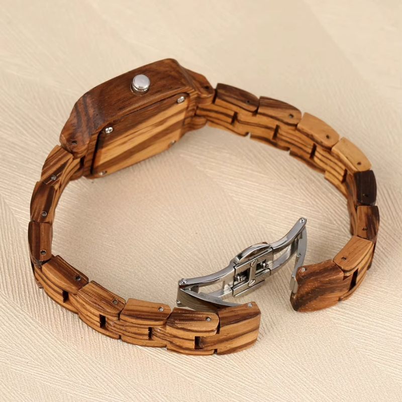 Montre en bois femme carrée quartz, gros plan