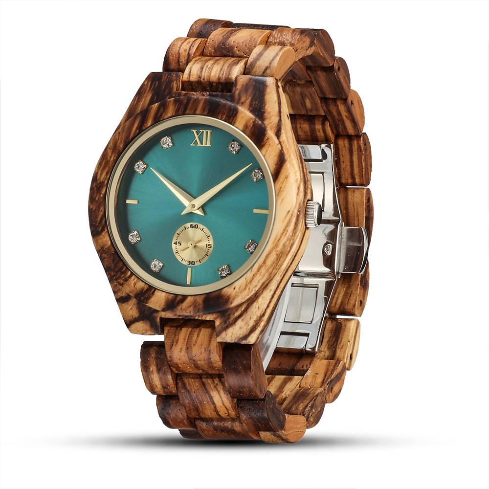Cadran orné de brillants de la montre en bois femme