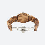 Montre en bois femme cadran à brillants, gros plan