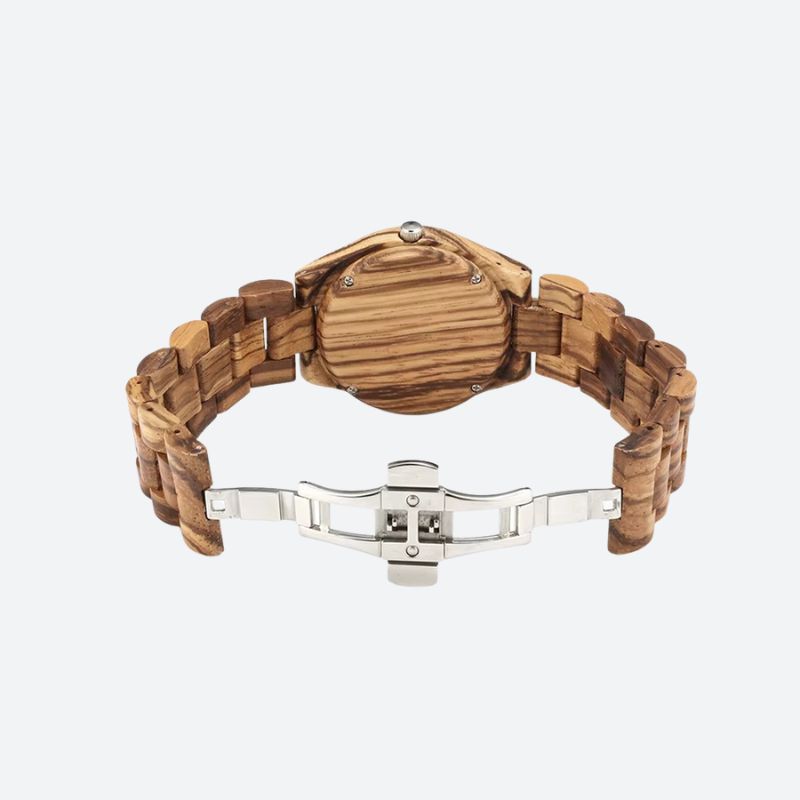 Montre en bois femme cadran à brillants, gros plan