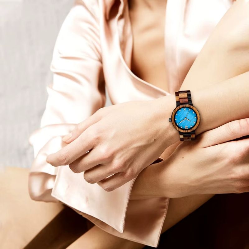 Montre en bois femme patchwork, vue de profil