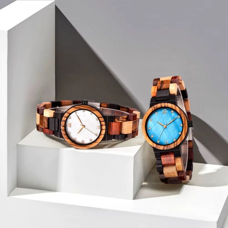 Montre en bois femme patchwork de bois, gros plan