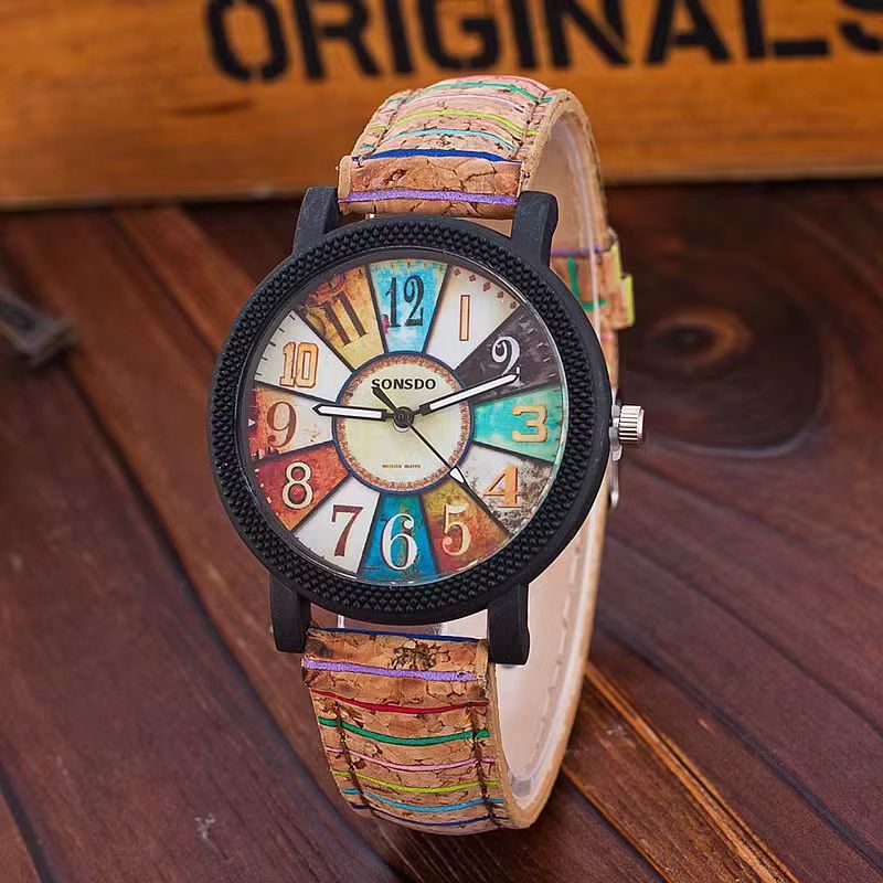 Montre en bois femme patchwork rétro au poignet