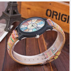 Montre en bois femme bracelet liège, gros plan