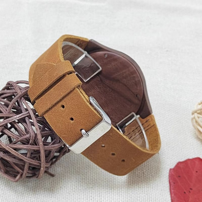 Montre en bois femme quartz cuir au poignet