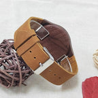 Montre en bois femme quartz cuir au poignet