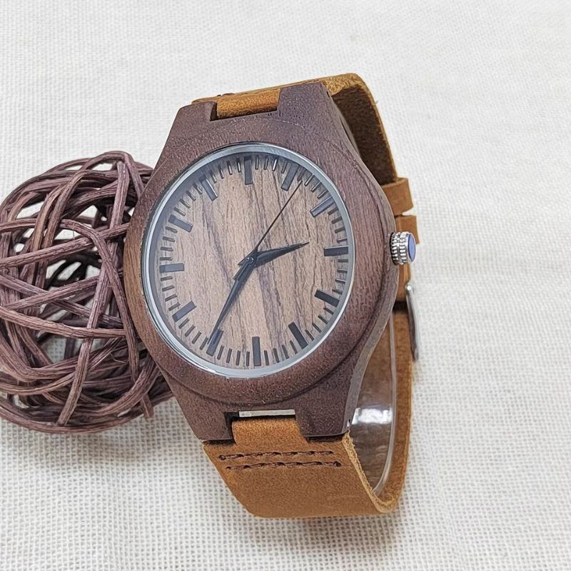 Montre en bois femme boîtier bois, gros plan