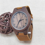 Montre en bois femme boîtier bois, gros plan