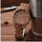 Détail du design texturé imitation bois de la montre femme