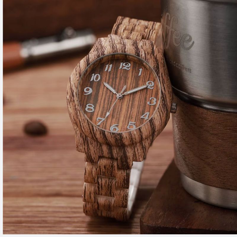 Détail du design texturé imitation bois de la montre femme