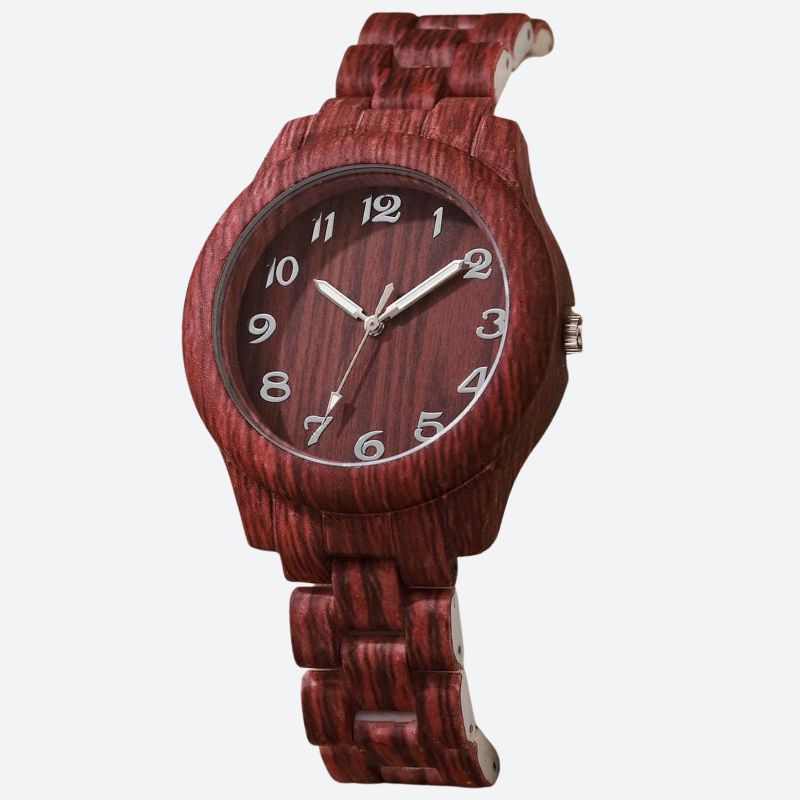 Montre en bois femme texturée au poignet