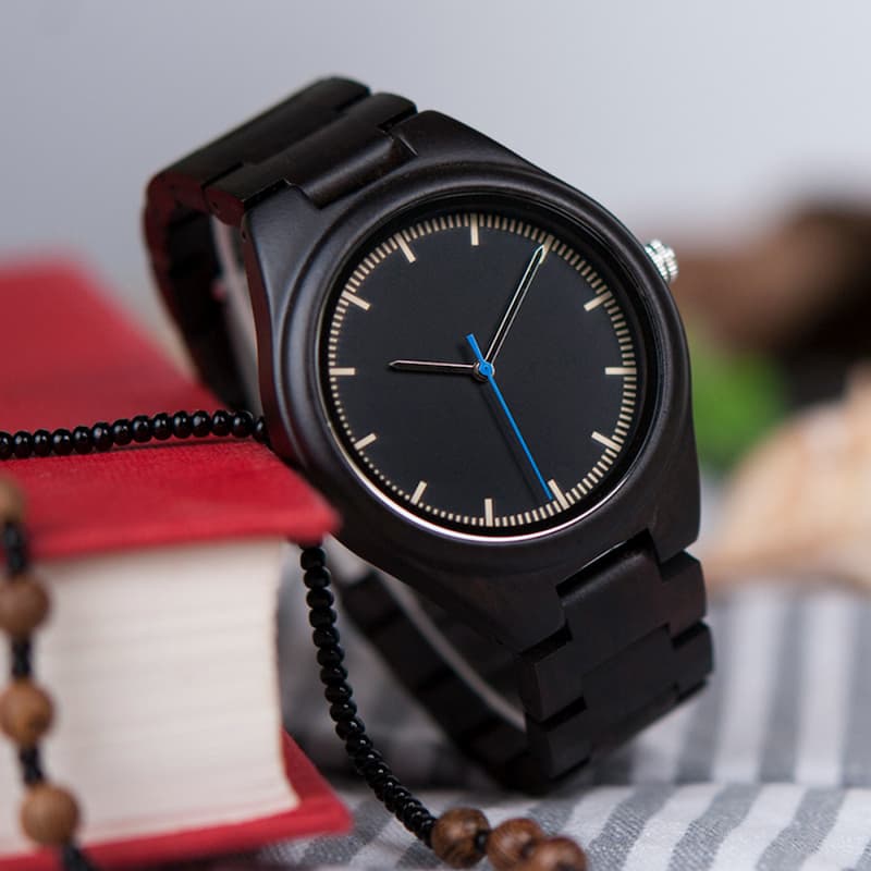 Montre en Bois Homme Design Minimaliste avec Aiguilles Lumineuses - vue 2 - Montrelio