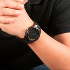 Montre en Bois Homme Design Minimaliste avec Aiguilles Lumineuses - vue 3 - Montrelio
