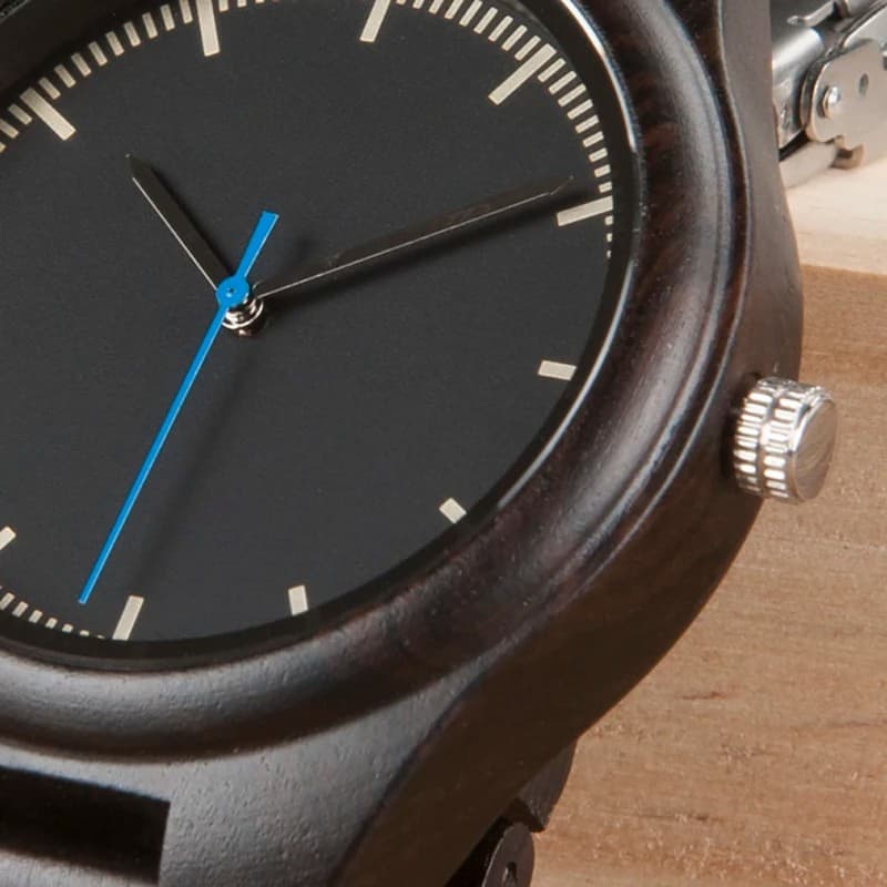 Montre en Bois Homme Design Minimaliste avec Aiguilles Lumineuses - vue 5 - Montrelio