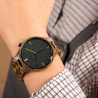 Montre en bois homme légère au poignet
