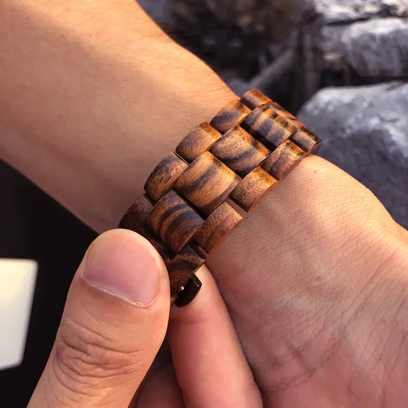 Montre en bois homme design épuré, gros plan