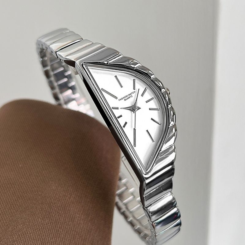 Montre Femme Élégante Quartz Cadran Triangulaire et Bracelet Rigide Ondulé - vue 4 - Montrelio