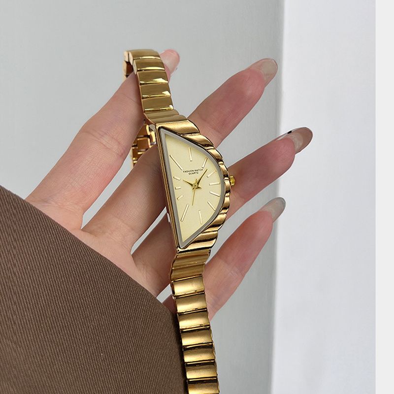 Montre Femme Élégante Quartz Cadran Triangulaire et Bracelet Rigide Ondulé - vue 6 - Montrelio