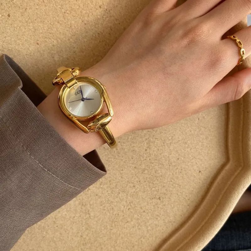 Montre Femme Forme Irrégulière Dorée Quartz Bracelet Fin - vue 3 - Montrelio