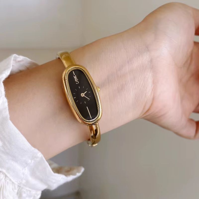Montre Femme Jonc Doré Cadran Noir Ovale Résistante à l’Eau - vue 4 - Montrelio