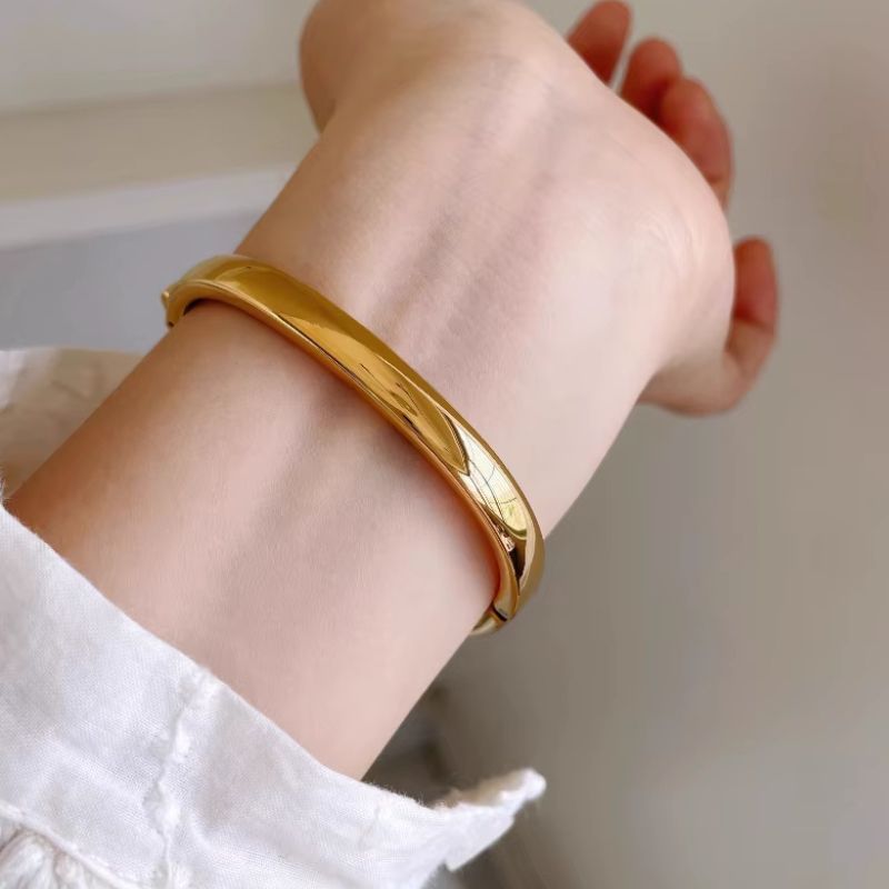 Montre Femme Jonc Doré Cadran Noir Ovale Résistante à l’Eau - vue 6 - Montrelio