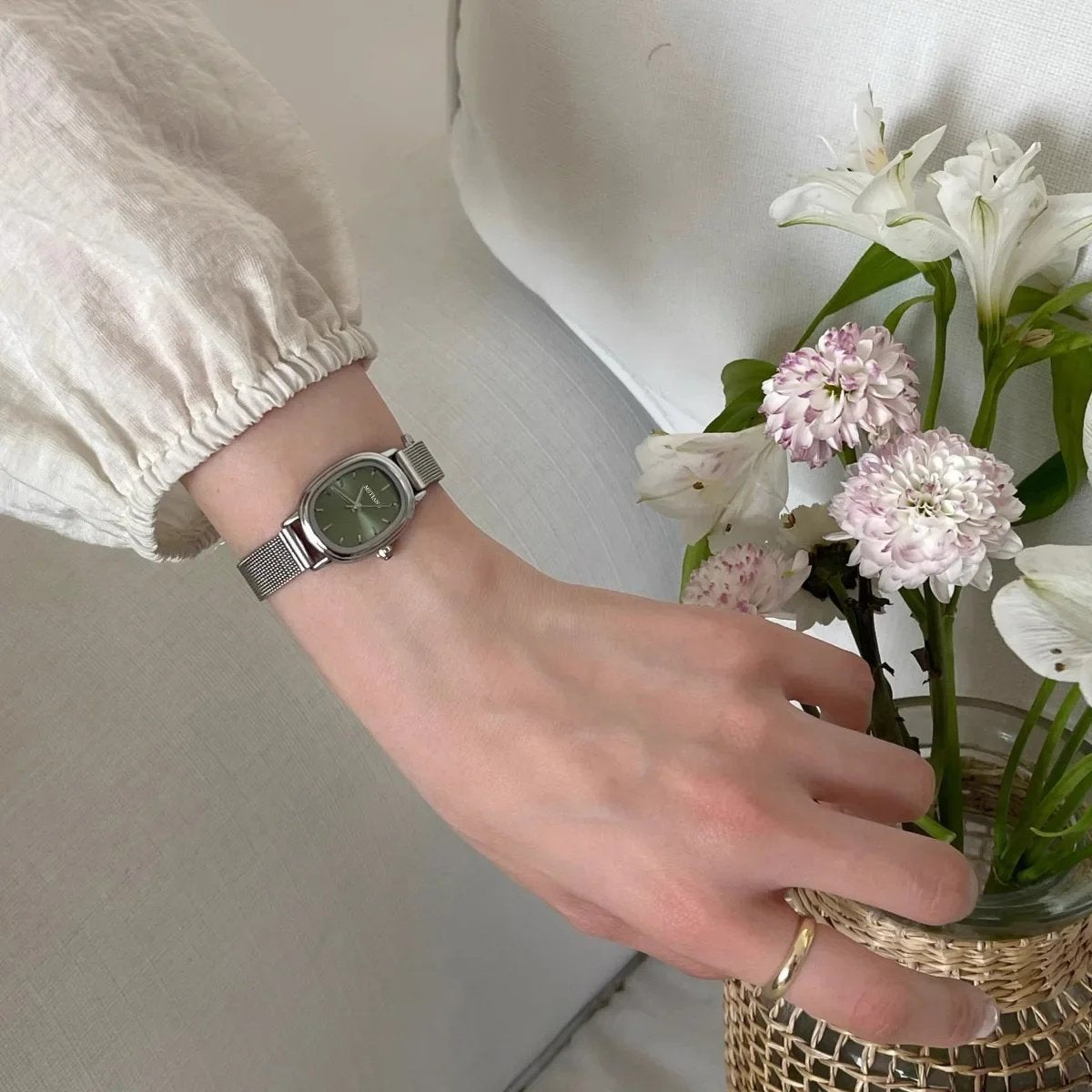Montre Femme Ovale Acier Inoxydable Cadran Vert Minimaliste - vue 3 - Montrelio