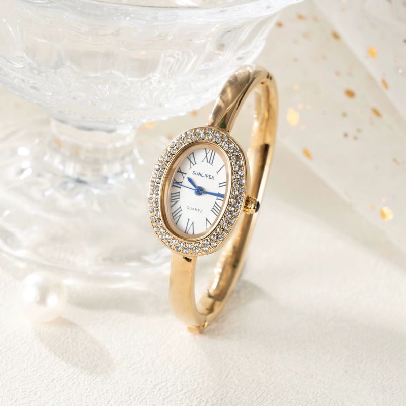 Montre Femme Ovale Dorée Strass Cadran Chiffres Romains Quartz - vue 5 - Montrelio