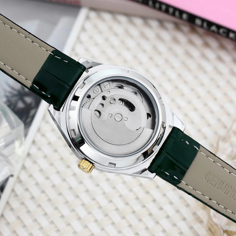 Bracelet cuir marron de la montre squelette femme
