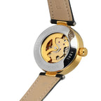 Cristaux lumineux du cadran de la montre squelette femme