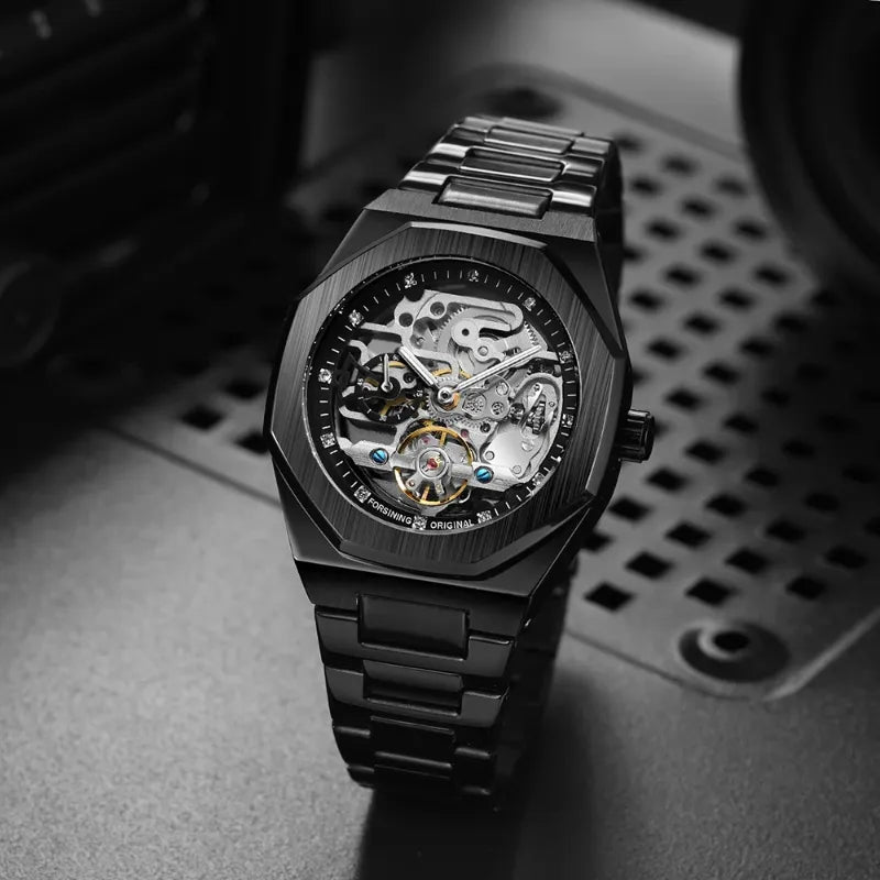 Cadran ouvert sur le mouvement de la montre squelette homme