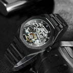 Montre squelette homme contemporaine au poignet