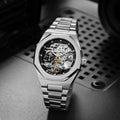 Montre squelette homme acier brossé, gros plan