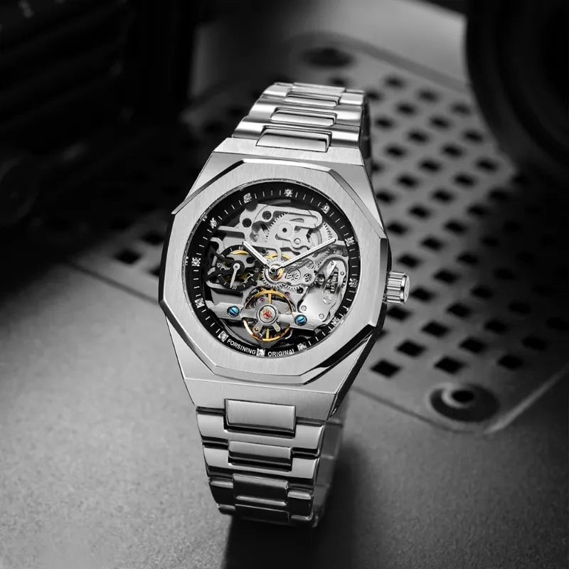 Montre squelette homme acier brossé, gros plan