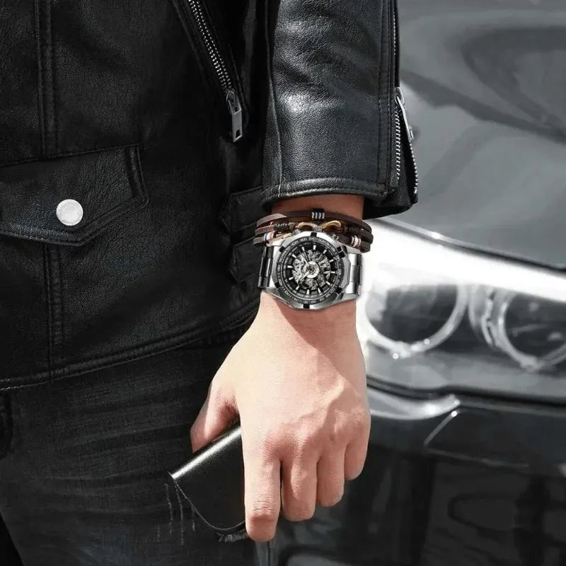 Montre squelette homme look sportif, vue de profil