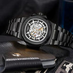 Montre squelette homme moderne au poignet