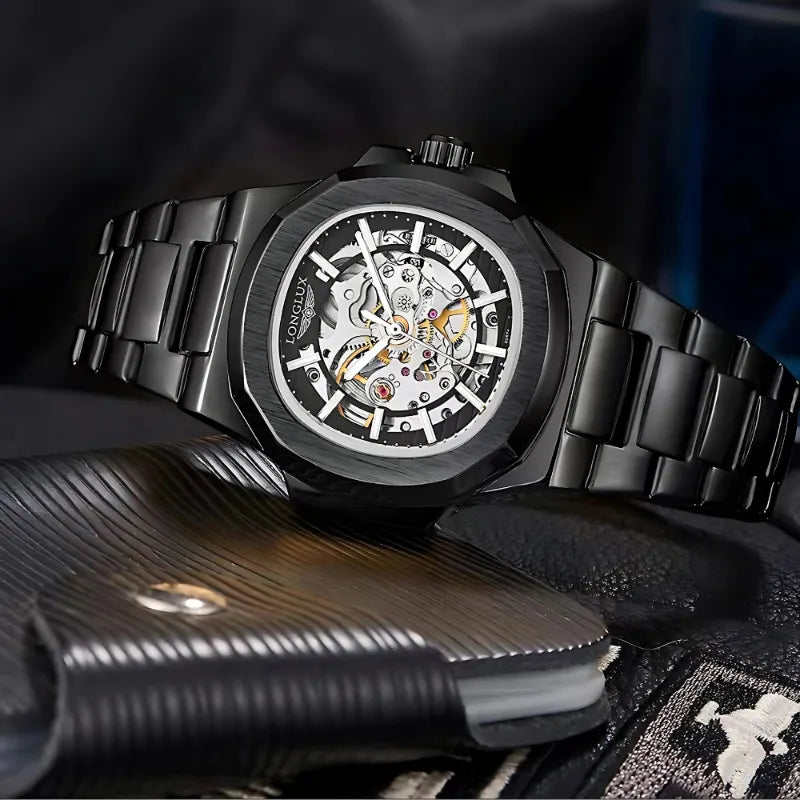 Montre squelette homme moderne au poignet