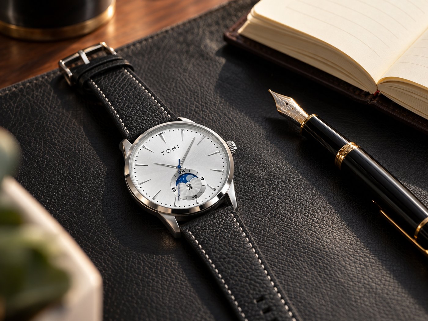 Montre Quartz Femme Cadran Argenté Bracelet Cuir Noir